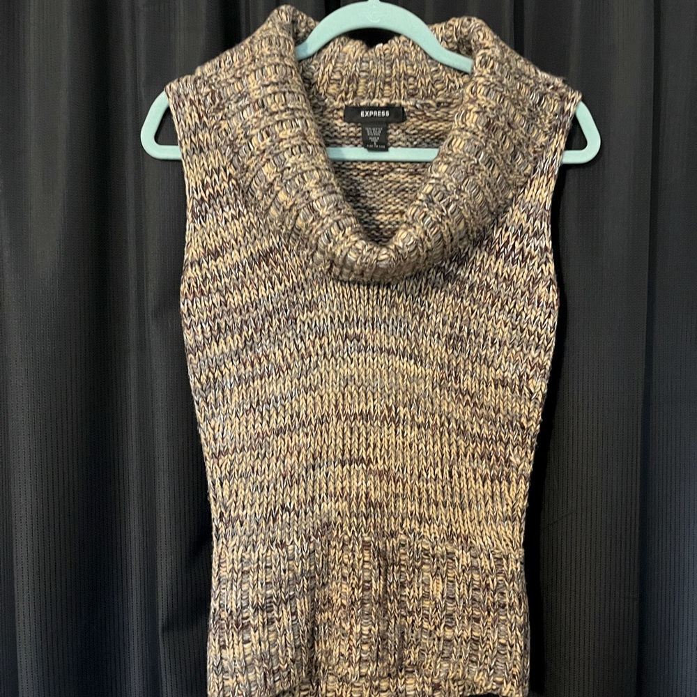 Express, earth colors, crochet top. Loved in excellent condition.